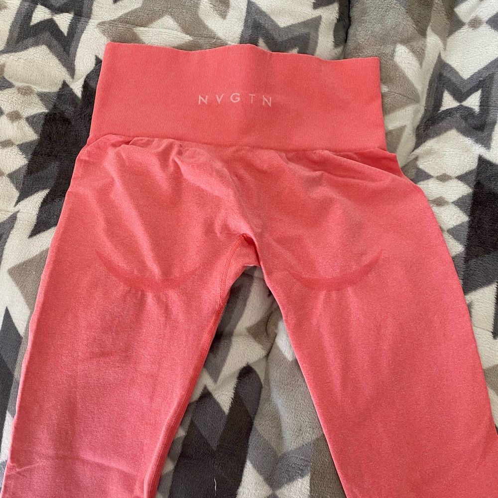 NVGTN coral contour seamless